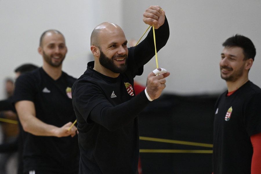 Sipos Adrián (k), Ancsin Gábor (b) és Lékai Máté a magyar férfi kézilabda-válogatott edzésén Telkiben 2023. január 3-án. A legjobb hét közé kerülést tűzte ki célként a férfi kézilabda-válogatott számára a január 11-én kezdődő olimpiai kvalifikációs világbajnokságra a magyar szövetség (MKSZ). MTI/Kovács Tamás