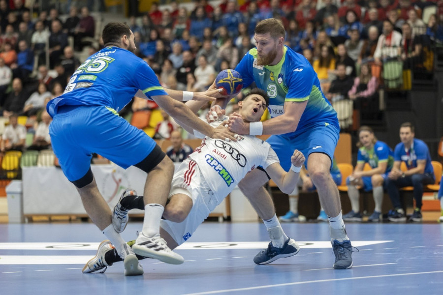 A szlovén Zabic Stefan (b) és Blaz Blagotinsek (j), valamint Hanusz Egon (k) a Magyarország - Szlovénia férfi kézilabda felkészülési mérkőzésen a nagykanizsai Kanizsa Arénában 2023. január 7-én - MTI/Varga György