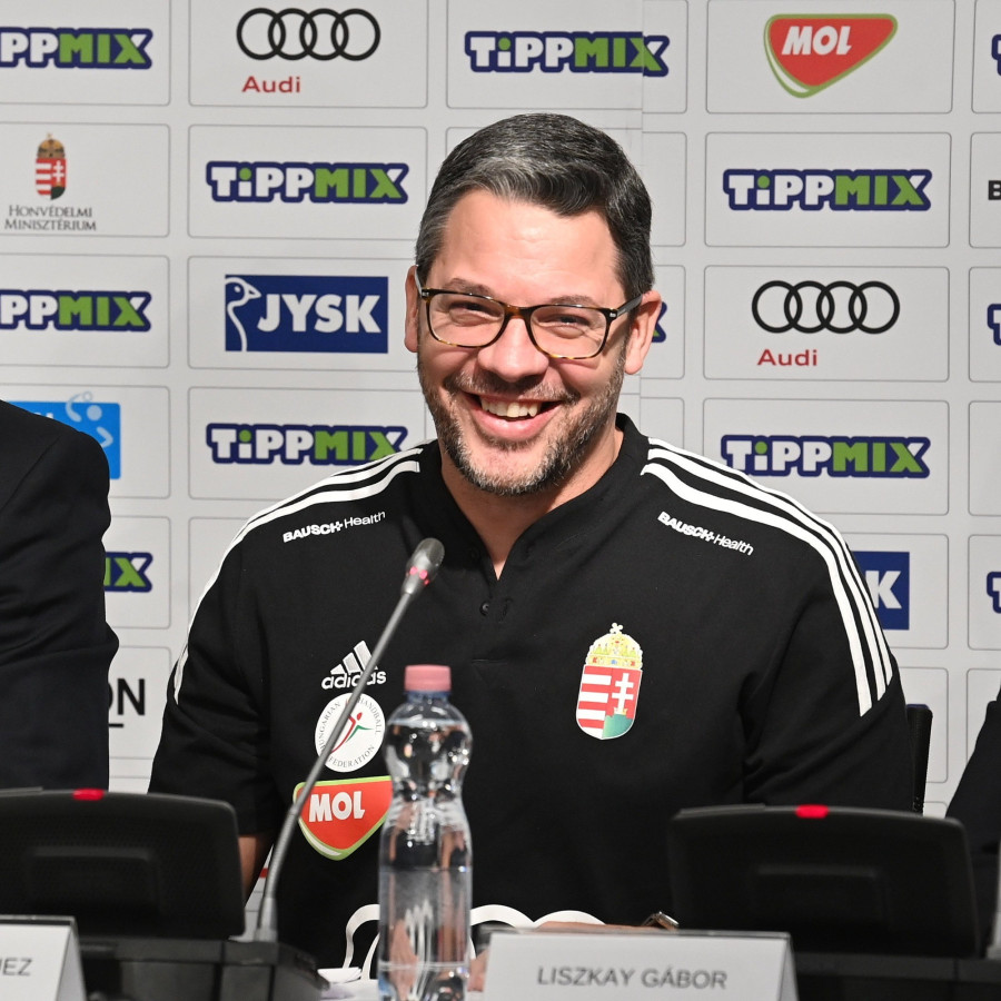 José María Rodríguez Vaquero, a magyar válogatott spanyol szövetségi kapitánya a január 11-én kezdődő, svéd-lengyel rendezésű olimpiai kvalifikációs férfi kézilabda-világbajnokság kezdete előtt tartott sajtótájékoztatón Telkiben 2023. január 9-én - MTI/Máthé Zoltán