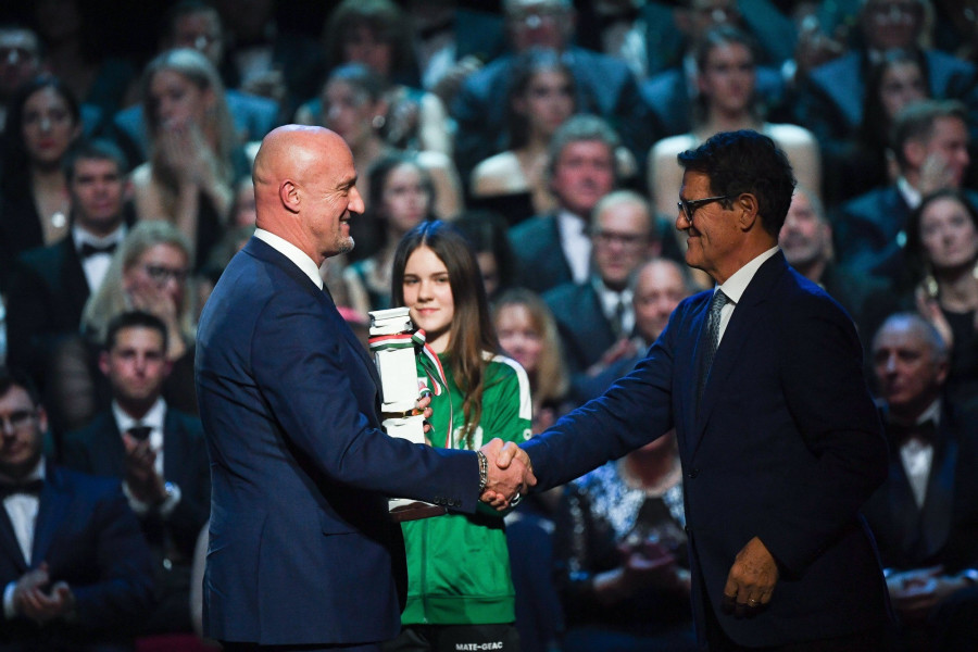 Marco Rossi, a magyar labdarúgó-válogatott szövetségi kapitánya (b) átveszi az év edzője díjat Fabio Capello legendás olasz futballtrénertől az M4 Sport - Év sportolója gálán a Magyar Állami Operaházban 2023. január 9-én. MTI/Illyés Tibor