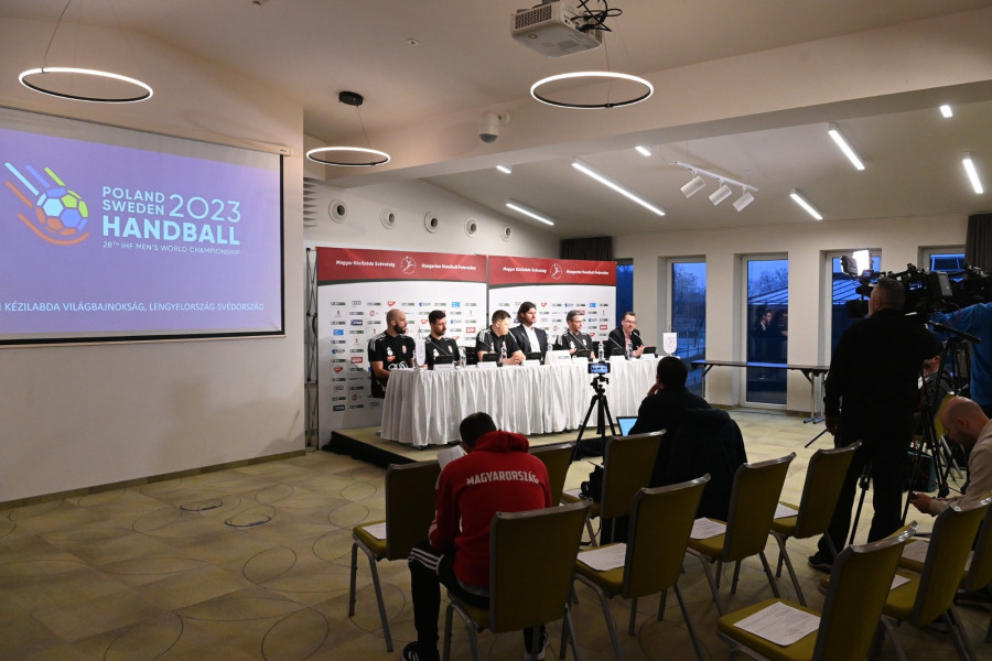 Liszkay Gábor, az MKSZ médiamenedzsere, José María Rodríguez Vaquero, a magyar válogatott spanyol szövetségi kapitánya (j2), Nagy László, az MKSZ alelnöke (j3), Mikler Roland csapatkapitány (b3), Lékai Máté (b2) és Sipos Adrián (b) játékosok. MTI/Máthé Zoltán