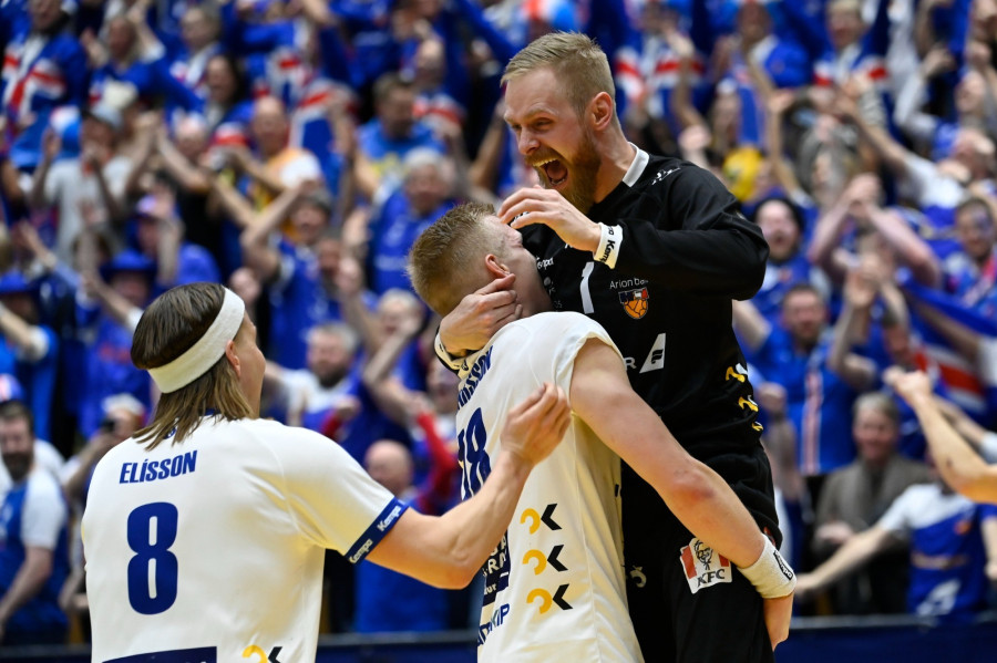 Az izlandi Björgvin Páll Gústavsson, Ellidi Snaer Vidarsson és Bjarki Már Elísson ünnepel, miután csapatuk 30-26-ra győzött Portugália ellen a férfi kézilabda olimpiai kvalifikációs világbajnokság első fordulójában, a D csoportban játszott mérkőzésen a svédországi Kristianstadban 2023. január 12-én. MTI/Kovács Tamás