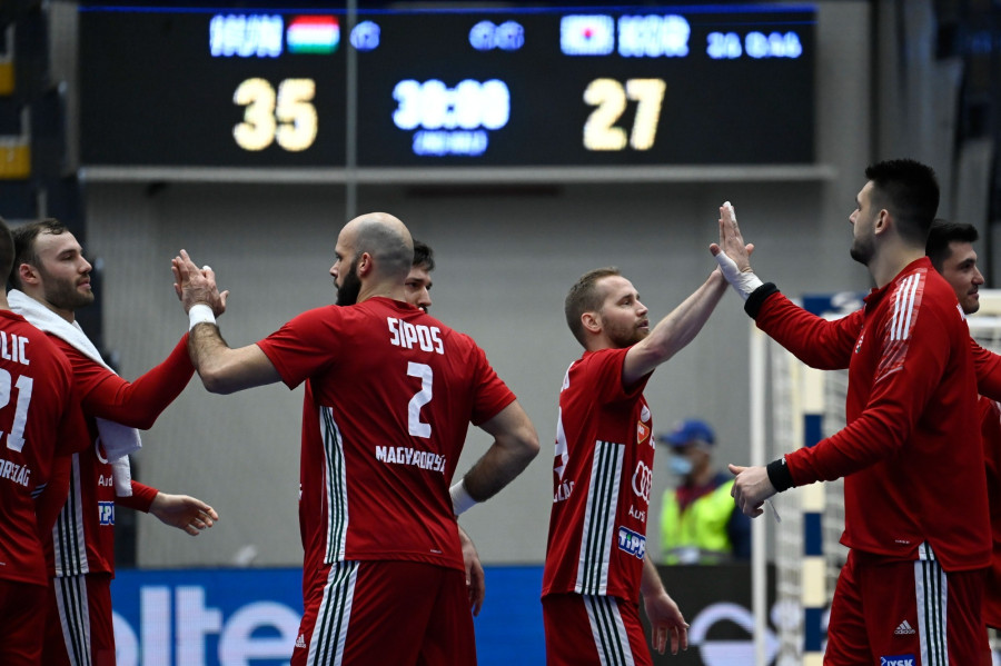 A magyar válogatott játékosai a férfi kézilabda olimpiai kvalifikációs világbajnokság első fordulójában, a D csoportban játszott Magyarország-Koreai Köztársaság mérkőzés után a svédországi Kristianstadban 2023. január 12-én. Magyarország-Koreai Köztársaság 35-27. MTI/Kovács Tamás