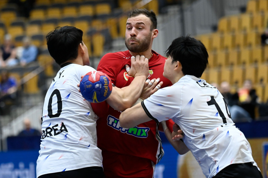 Szita Zoltán (k), valamint a dél-koreai Pak Jung Dzsun (b) és Ri Szong Min (j) a férfi kézilabda olimpiai kvalifikációs világbajnokság első fordulójában, a D csoportban játszott Magyarország-Koreai Köztársaság mérkőzésen a svédországi Kristianstadban 2023. január 12-én.. MTI/Kovács Tamás