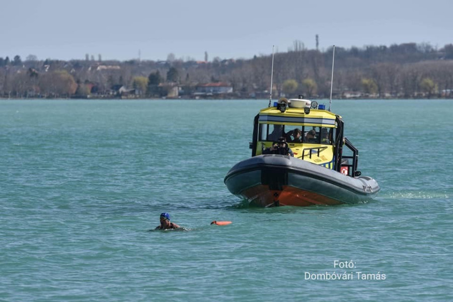 Zimányi András a Balaton-átúszása közben (fotó: Dombóvári Tamás)