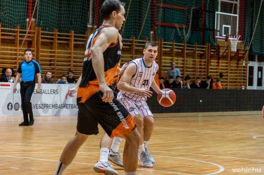 Újabb vereséget szenvedtek a veszprémi kosarasok - a cikk alján képgaléria nyílik