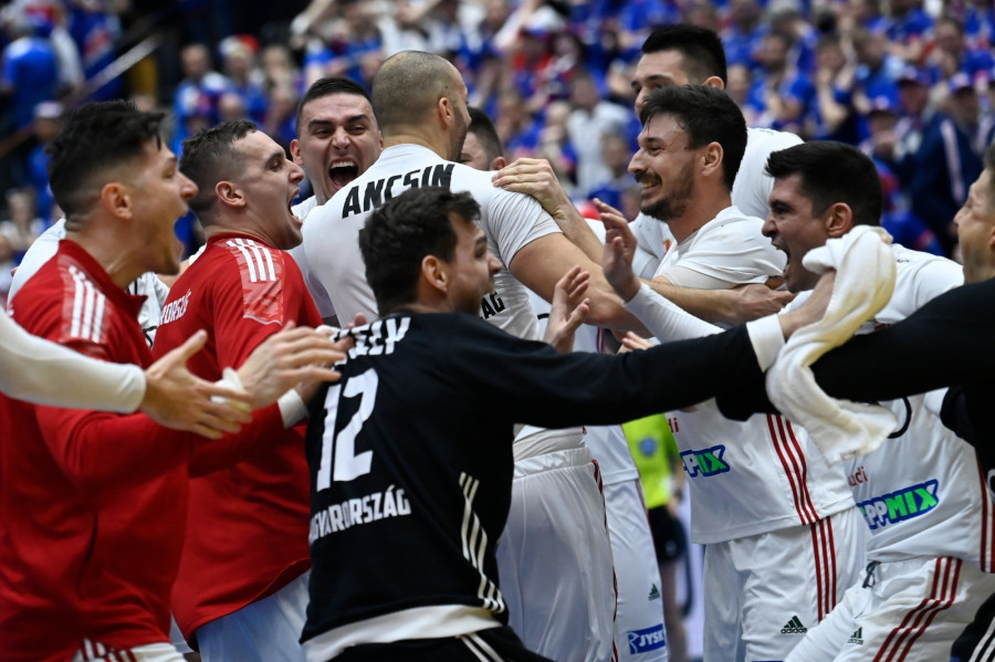 A magyar válogatott tagjai ünnepelnek, miután 30-28-ra győztek Izland ellen a férfi kézilabda olimpiai kvalifikációs világbajnokság második fordulójában, a D csoportban játszott mérkőzésen a svédországi Kristianstadban 2023. január 14-én. MTI/Kovács Tamás