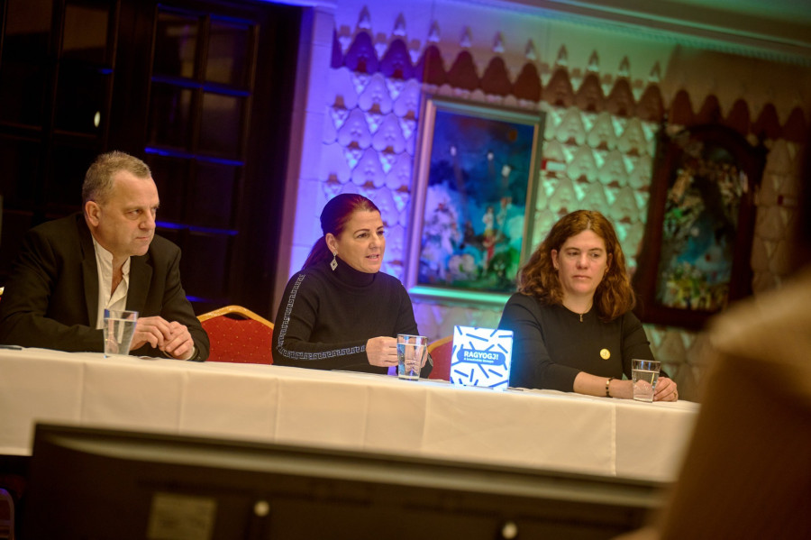 Oberfrank Pál igazgató, Kellerné Egresi Zsuzsanna igazgató-helyettes és Mike Friderika (VEB2023) – Fotó: Domján Attila / vehir