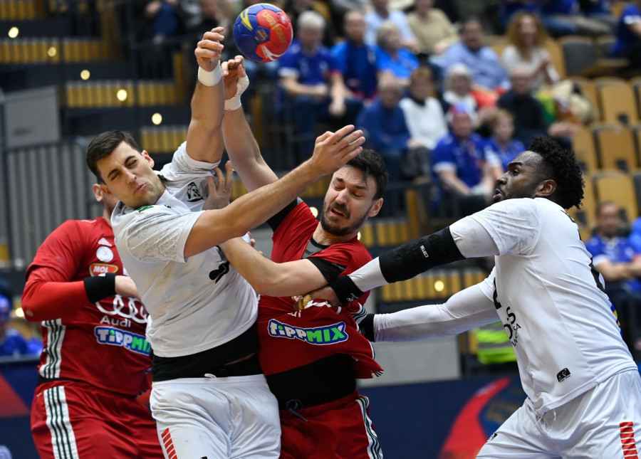 Lékai Máté, a magyar, valamint Alexandre Cavalcanti  (b) és Alexis Borges (j), a portugál válogatott játékosai a férfi kézilabda olimpiai kvalifikációs világbajnokság harmadik fordulójában, a D csoportban játszott Magyarország-Portugália mérkőzésen a svédországi Kristianstadban 2023. január 16-án. MTI/Kovács Tamás