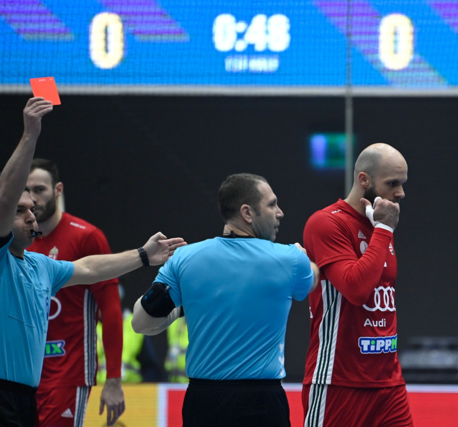 Sipos Adriánt kiállítják a férfi kézilabda olimpiai kvalifikációs világbajnokság harmadik fordulójában, a D csoportban játszott Magyarország-Portugália mérkőzés 48. másodpercében a svédországi Kristianstadban 2023. január 16-án. MTI/Kovács Tamás 