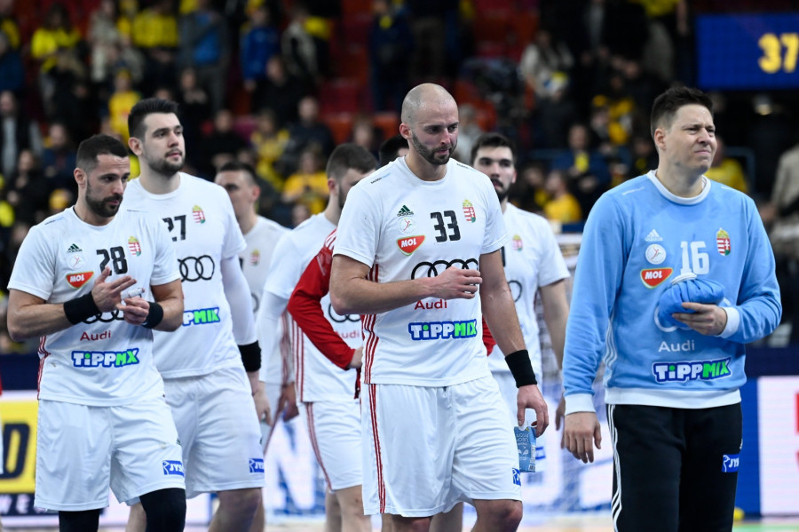 Szöllősi Szabolcs, Bánhidi Bence, Ancsin Gábor és Mikler Roland (b-j) a férfi kézilabda olimpiai kvalifikációs világbajnokság középdöntőjének első fordulójában játszott Magyarország - Svédország mérkőzés végén a göteborgi Scandinavium Arénában 2023. január 18-án. A magyar válogatott 37-28-ra kikapott Svédországtól. MTI/Kovács Tamás