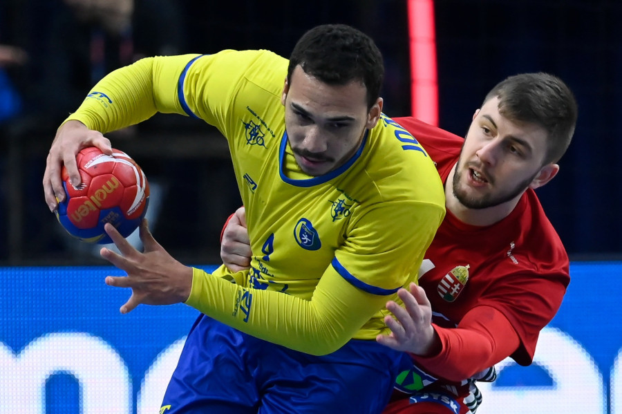 Ilic Zoran (j) és a brazil Joao Pedro Silva a férfi kézilabda olimpiai kvalifikációs világbajnokság középdöntőjének 2. fordulójában játszott Magyarország - Brazília mérkőzésen a göteborgi Scandinavium Arénában 2023. január 20-án. MTI/Kovács Tamás 