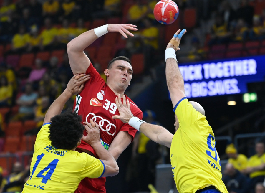 Bodó Richárd (k), valamint a brazil Thiagus Petrus (b) és Gustavo Rodrigues a férfi kézilabda olimpiai kvalifikációs világbajnokság középdöntőjének 2. fordulójában játszott Magyarország - Brazília mérkőzésen a göteborgi Scandinavium Arénában 2023. január 20-án. MTI/Kovács Tamás 