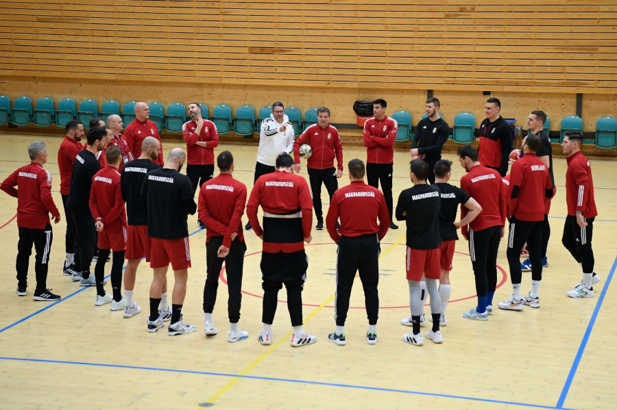 Jose Maria Chema Rodriguez Vaquero szövetségi kapitány (középen) beszél játékosaival a magyar kézilabda-válogatott edzésén a férfi kézilabda világbajnokságon a göteborgi Valhalla sportcsarnokban 2023. január 19-én. MTI/Kovács Tamás