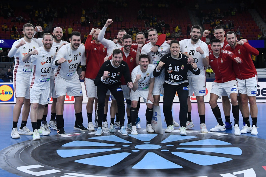 A magyar válogatott ünnepli győzelmét a férfi kézilabda olimpiai kvalifikációs világbajnokság középdöntőjének harmadik, utolsó fordulójában játszott Magyarország - Zöld-foki Köztársaság mérkőzés végén a göteborgi Scandinavium Arénában 2023. január 22-én. A magyar csapat 42-30-ra győzött. MTI/Kovács Tamás