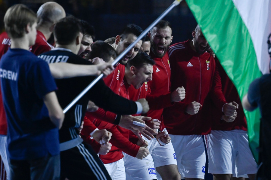 A magyar csapat játékosai a férfi kézilabda olimpiai kvalifikációs világbajnokság középdöntőjének harmadik, utolsó fordulójában játszott Magyarország - Zöld-foki Köztársaság mérkőzés előtt a göteborgi Scandinavium Arénában 2023. január 22-én. MTI/Kovács Tamás