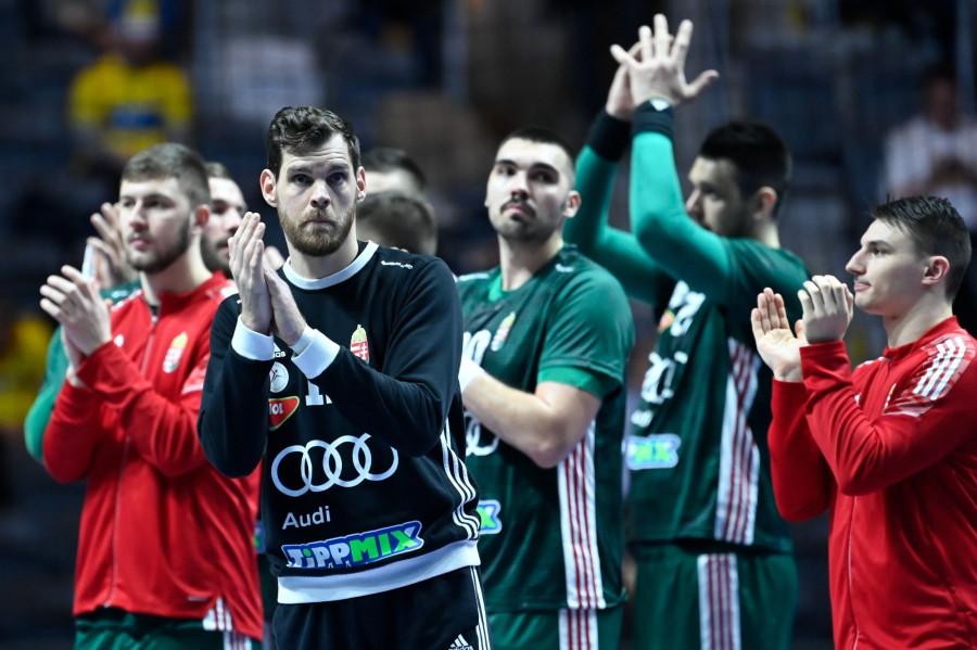 Székely Márton (b2) és a csapattagok a férfi kézilabda olimpiai kvalifikációs világbajnokság negyeddöntőjében játszott Magyarország-Dánia mérkőzés végén a stockholmi Tele2 Arénában 2023. január 25-én. A magyar válogatott 40-23-ra kikapott. MTI/Kovács Tamás