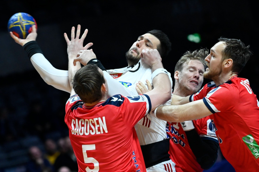 Bánhidi Bence (b2), valamint a norvég Sander Sagosen (b) és Christian O'Sullivan (j) a férfi kézilabda olimpiai kvalifikációs világbajnokság 5-8. helyéért játszott Magyarország - Norvégia mérkőzésen Stockholmban 2023. január 27-én. MTI/Kovács Tamás 