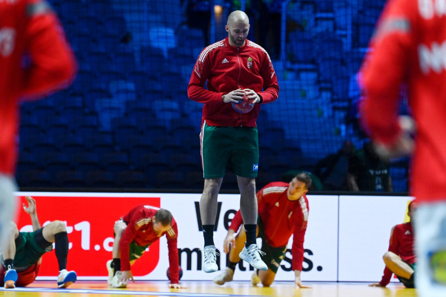 Ancsin Gábor melegít a férfi kézilabda olimpiai kvalifikációs világbajnokság negyeddöntőjében játszott Magyarország-Dánia mérkőzés előtt a stockholmi Tele2 Arénában 2023. január 25-én. MTI/Kovács Tamás