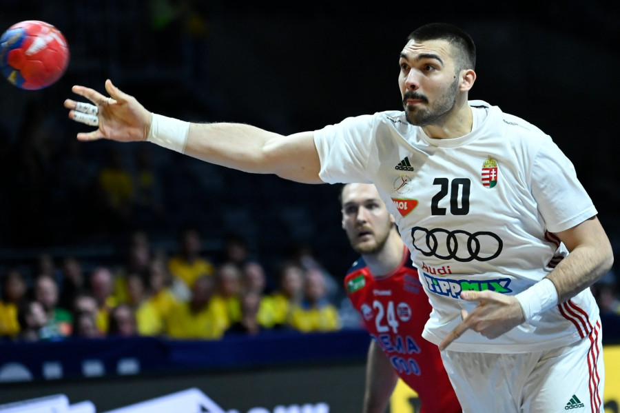 Rosta Miklós (j) büntetőt dob (majd kiállítják) a férfi kézilabda olimpiai kvalifikációs világbajnokság 5-8. helyéért játszott Magyarország - Norvégia mérkőzésen Stockholmban 2023. január 27-én. MTI/Kovács Tamás