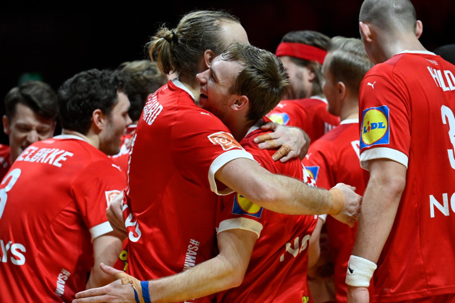 A győztes dán válogatott tagjai ünnepelnek a férfi kézilabda olimpiai kvalifikációs világbajnokság döntőjében játszott Dánia - Franciaország mérkőzés után a stockholmi Tele2 Arénában 2023. január 29-én. Dánia 34-29-re nyert. MTI/Kovács Attila