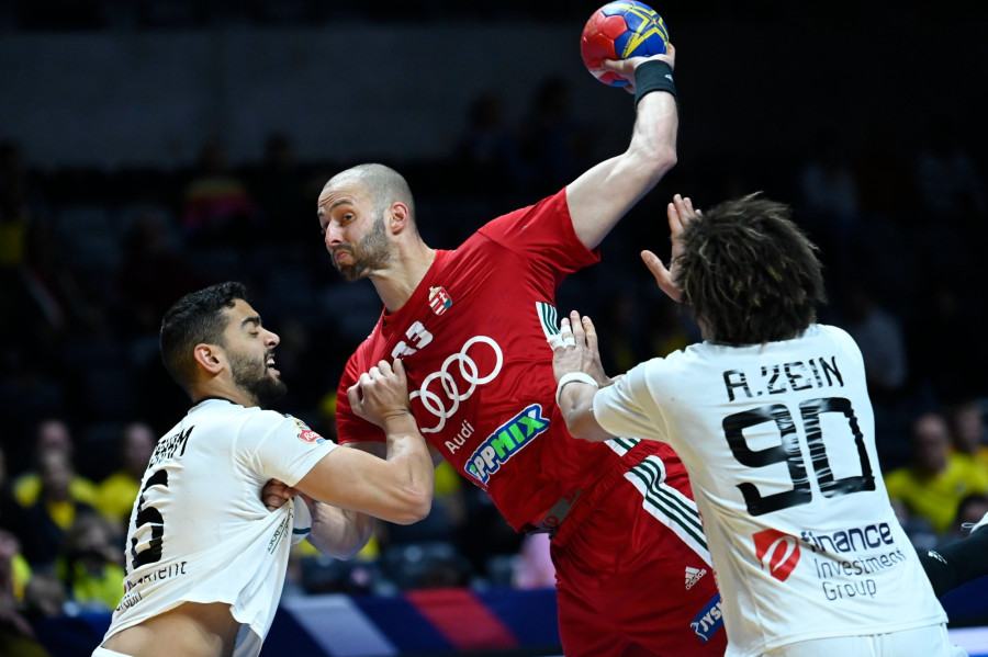 Az egyiptomi Ahmed Mohamed (b) és Ali Mohamed (j), valamint Ancsin Gábor a férfi kézilabda olimpiai kvalifikációs világbajnokság 7. helyéért játszott Magyarország - Egyiptom mérkőzésen a stockholmi Tele2 Arénában 2023. január 29-én. MTI/Kovács Tamás