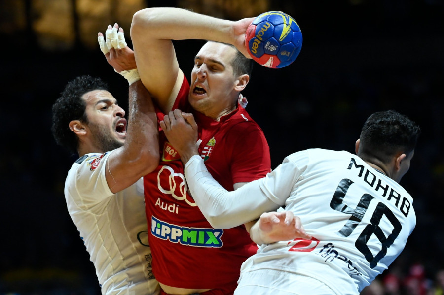 Az egyiptomi Ibráhim el-Mászri (b) és Mohab Abdel Hak (j), valamint Ligetvári Patrik a férfi kézilabda olimpiai kvalifikációs világbajnokság 7. helyéért játszott Magyarország - Egyiptom mérkőzésen a stockholmi  Tele2 Arénában 2023. január 29-én. MTI/Kovács Tamás