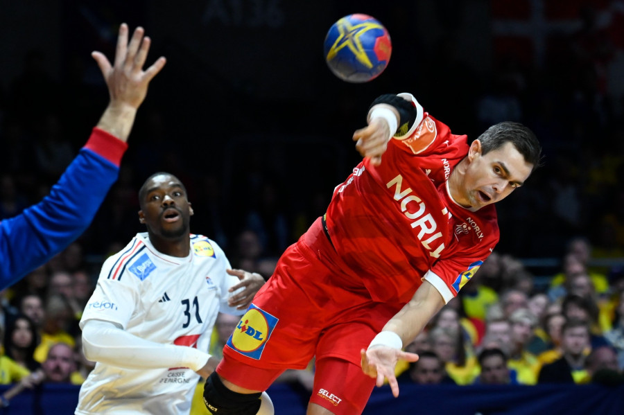 A francia Dylan Nahi (b) és a dán Rasmus Lauge Schmidt a férfi kézilabda olimpiai kvalifikációs világbajnokság döntőjében játszott Dánia - Franciaország mérkőzésen a stockholmi Tele2 Arénában 2023. január 29-én. MTI/Kovács Tamás