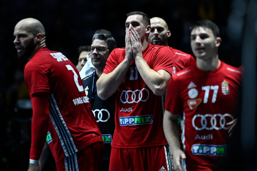 Sipos Adrián (b), José María Chema Rodríguez Vaquero, a magyar válogatott szövetségi kapitánya (b2), Ligetvári Patrik (k), Ancsin Gábor (j2) és Hanusz Egon (j) a férfi kézilabda olimpiai kvalifikációs világbajnokság 7. helyéért játszott Magyarország - Egyiptom mérkőzésen - MTI/Kovács Tamás