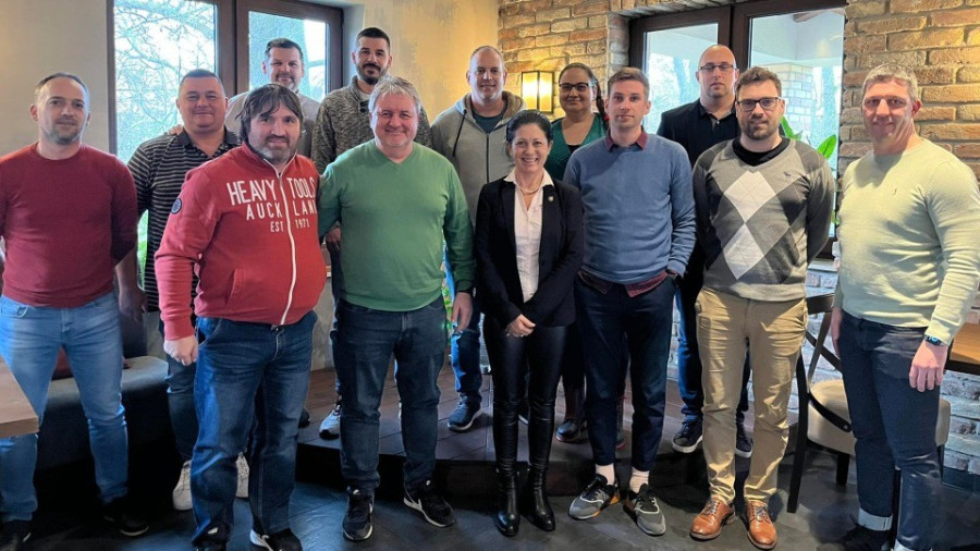 A fénykép jobb szélén Rajki Tamás, az 1. FC Veszprém ügyvezetője (fotó: futsalhungary)