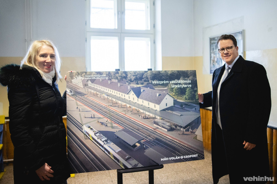 Markovits Alíz és dr. Pafféri Zoltán a felújított vasútállomás látványtervével