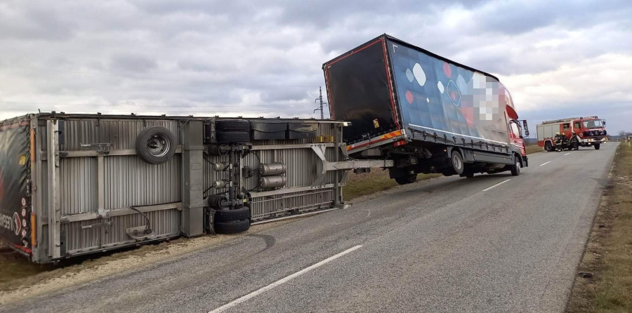 Berhidánál ennek a kamionnak az utánfutója nem bírt a széllel
