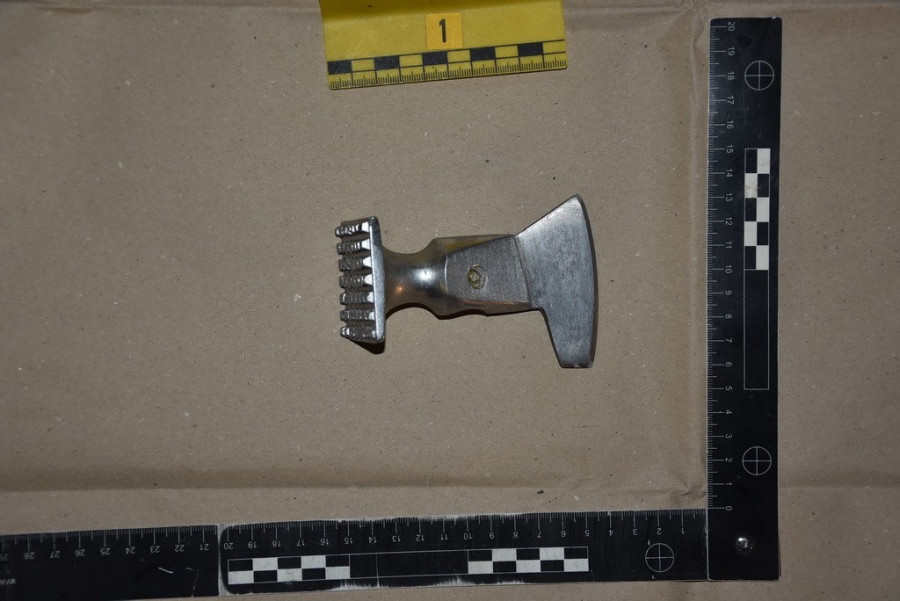 A szétesett húsklopfoló feje a rendőrség fotóján