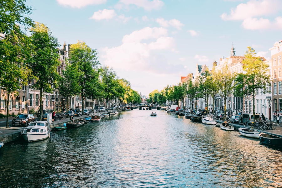 Néha kerülőúton olcsóbban jutunk el egy jó helyre /Fotó: Adrien Olichon via Unsplash // Original Source & CC: Reva Group https://rentola.com/for-rent/amsterdam#gallery /