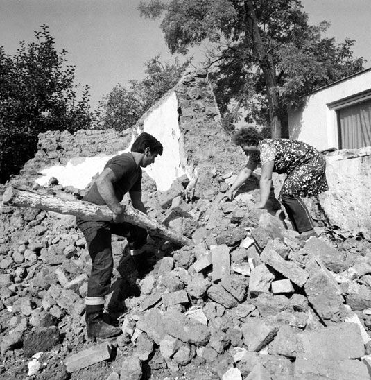Miután a Veszprém megyei kisváros alatt megmozdult a föld harmincöt és fél éve, 72 épületet teljesen le kellett bontani Berhidán. Fotó: MTI