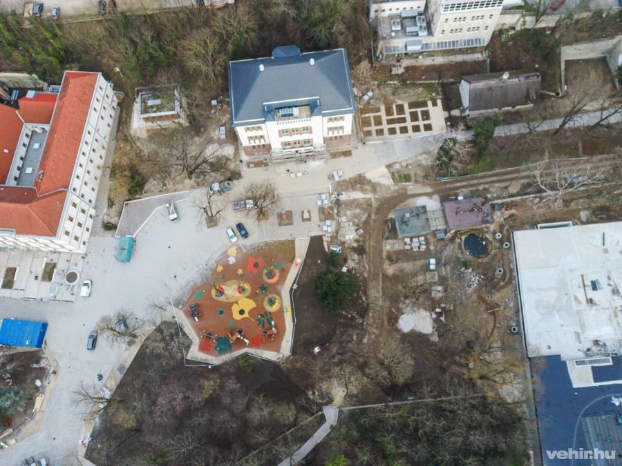 A környék épületei közül a zeneiskola már korábban, a múzeum pedig most újul meg