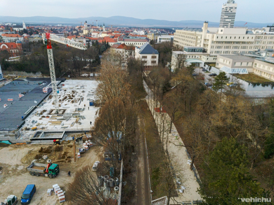 A kerítés is eltűnik, ami eddig elválasztotta az egyetemi kampuszt a ligettől