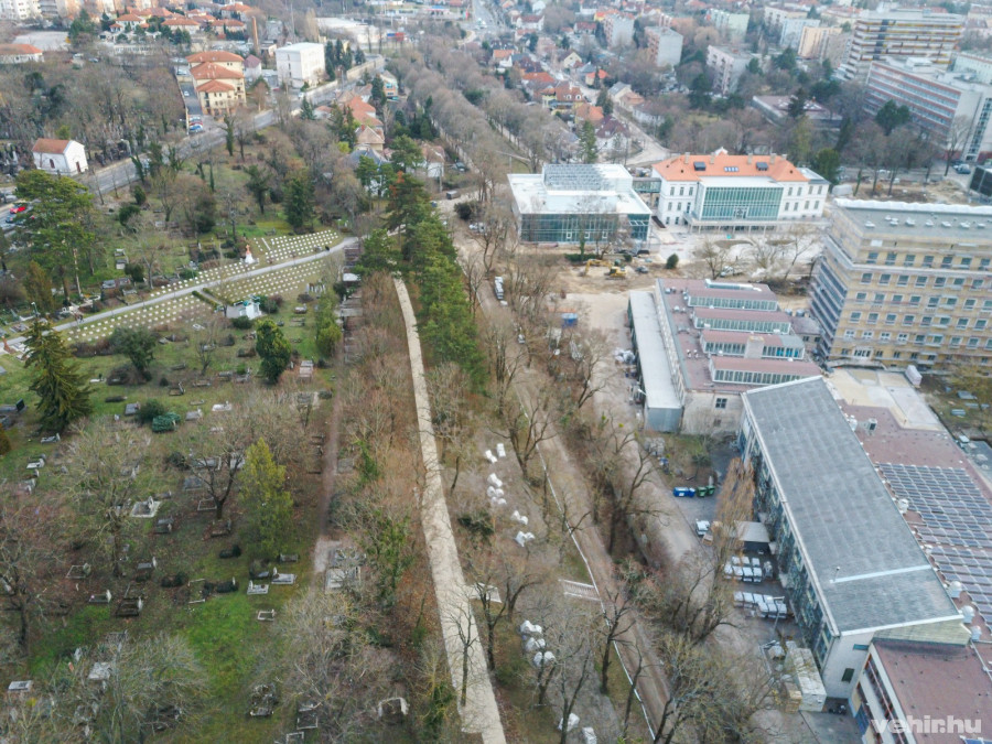Távolabb látszik, hogy a régi gyermekkórházból megszülető ActiCity mozgásközpont munkálatai is a végéhez közelítenek