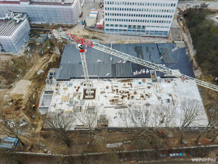 Közben épül a mélygarázs is az egyetem területén, aminek a tetején sportpályák lesznek
