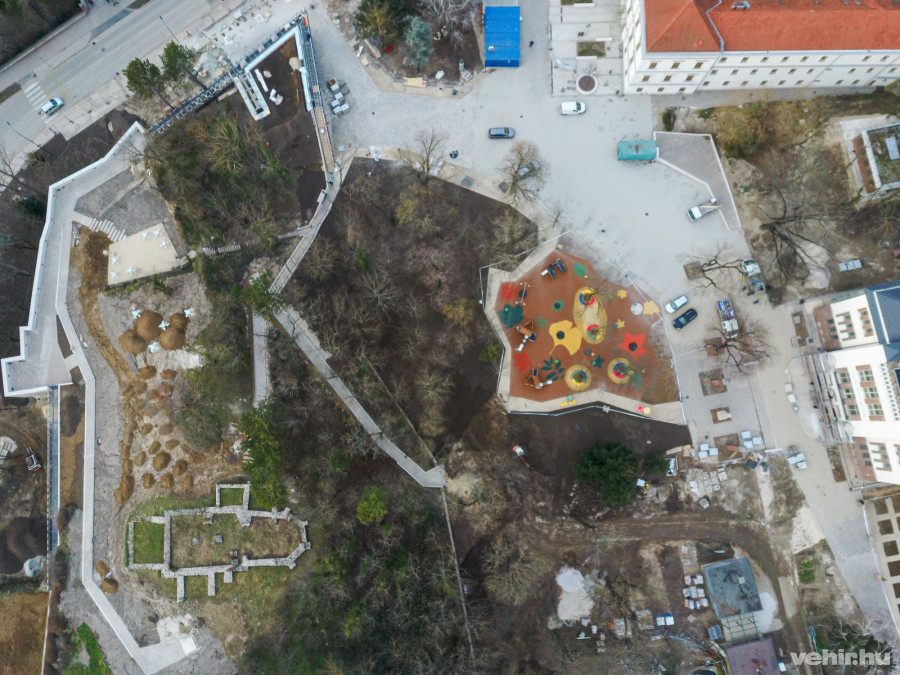 A kép közepén jól látszik a játszótér, balra pedig a Szent Miklós-szegen épített sétaút