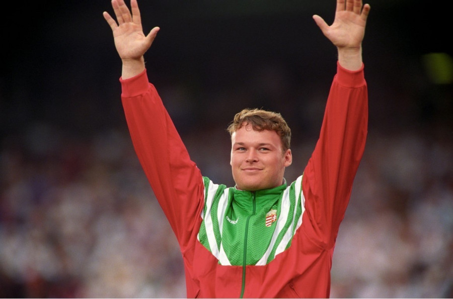 Atlanta, 1996. július 28. Kiss Balázs kalapácsvetõ örül olimpiai gyõzelmének a verseny után a XXVI. nyári olimpián az Atlétikai Olimpiai Stadionban. A sportoló 81,24 méteres dobásával gyõzött. MTI Fotó: Földi Imre