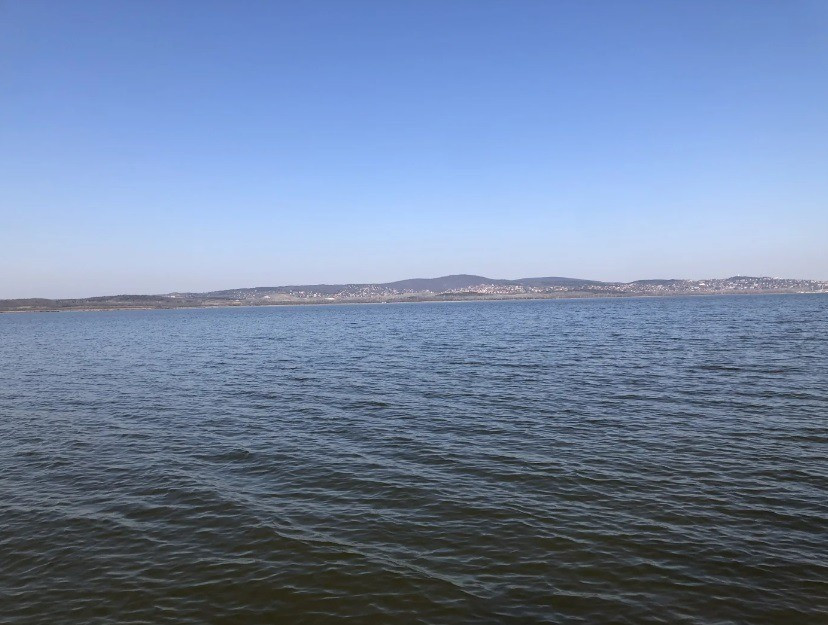 A Velencei-tó csekély vízmélységű tó.