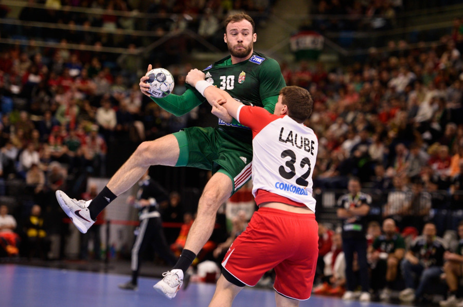 Szita Zoltán (b) és a svájci Lukas Laube a férfi kézilabda Európa-bajnoki selejtező negyedik fordulójában, a hatodik csoportban játszott Magyarország-Svájc mérkőzésen a tatabányai sportcsarnokban 2023. március 12-én. MTI/Bodnár Boglárka