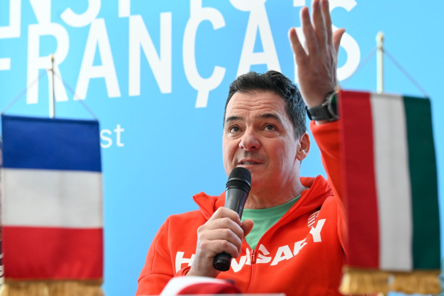 Gyulay Zsolt, a Magyar Olimpiai Bizottság (MOB) elnöke a jövő évi párizsi olimpia rajtja előtt 500 nappal szervezett világ körüli staféta budapesti sajtótájékoztatóján a Francia Intézetben 2023. március 14-én. A virtuális világstafétát a játékokat előkészítő bizottság, valamint a francia Európa-ügyi és Külügyminisztérium szervezte 128 ország nagykövetsége és több száz sportoló részvételével. MTI/Kovács Tamás