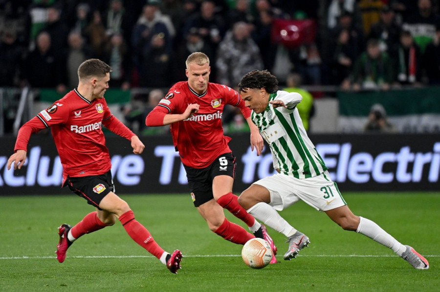 Florián Wirtz (b) és Mitchel Bakker (k), a német csapat játékosai, valamint a ferencvárosi Henry Wingo (j) a labdarúgó Európa-liga nyolcaddöntőjében játszott Ferencváros - Bayer Leverkusen visszavágó mérkőzésen a Puskás Arénában 2023. március 16-án. MTI/Illyés Tibor