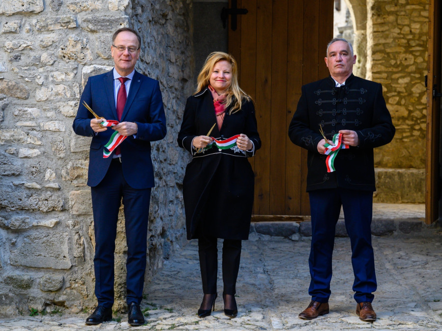 Navracsics Tibor területfejlesztési miniszter, Oláh Zsanett, a Nemzeti Örökségvédelmi Fejlesztési Nonprofit Kft. (NÖF) ügyvezető igazgatója és Fábry Szabolcs polgármester (Fotó: MTI/Vasvári Tamás)