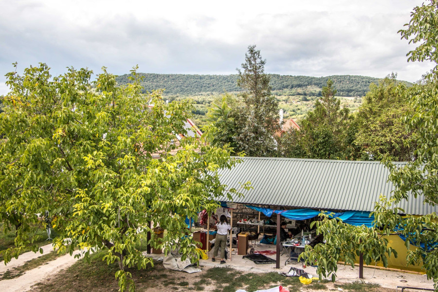 Művészeink gyönyörű, inspiráló környezetben alkothatnak a Köveskáli bázison. Fotó: Derzsi Mátyás