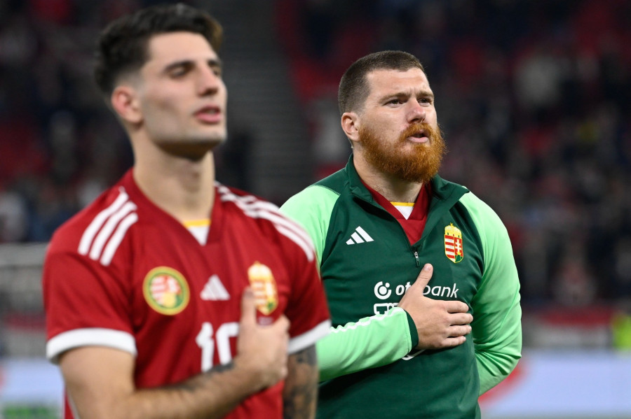 Szoboszlai Dominik (b) és a gólszerző Ádám Martin, a magyar válogatott játékosai a Himnuszt éneklik a Magyarország -Észtország felkészülési mérkőzés után a Puskás Arénában 2023. március 23-án. A magyar válogatott 1-0-ra nyert. MTI/Koszticsák Szilárd