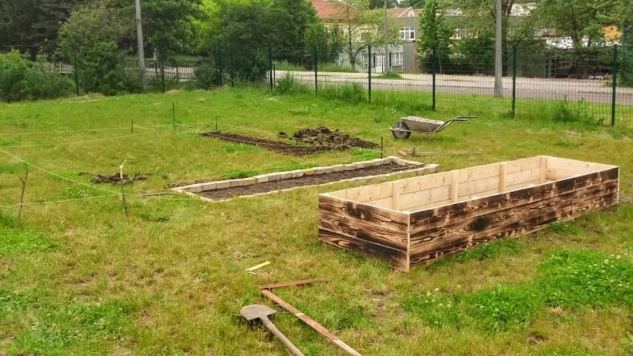 Készítsünk alapot a magaságyásunknak! Ezzel nem csak a faanyag védelméről gondoskodunk, de áthidalhatjuk az esetleges szintkülönbségeket is.