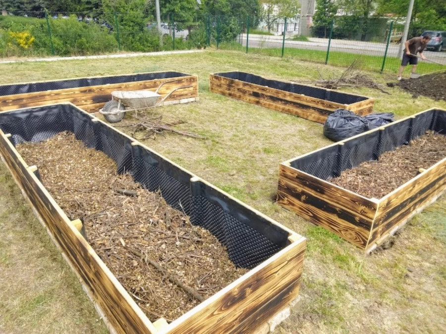 Töltés második réteg: a gallyakra aprított ágnyesedéket halmozunk.